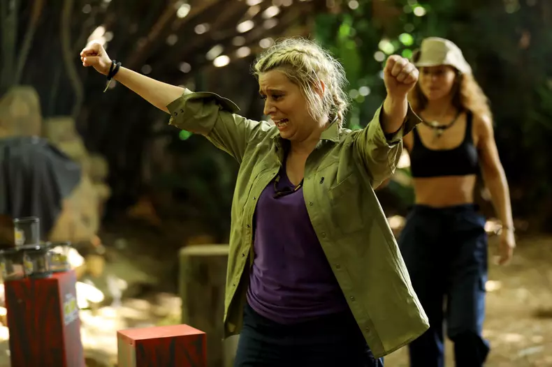 Anisia-Gafton-Sunt-celebru-scoate-ma-de-aici