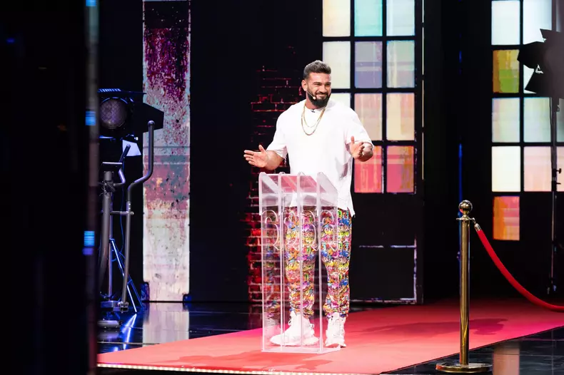 incident-neprevazut-la-stand-up-revolution-celebrity.-cainele-lui-dorian-popa-l-a-muscat-pe-serban-copot.-imi-sun-avocatul-2