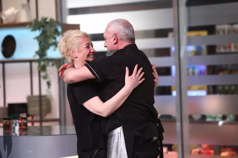 semifinalistii-chefi-la-cutite-2022-in-lacrimi-cand-si-au-vazut-familia-7