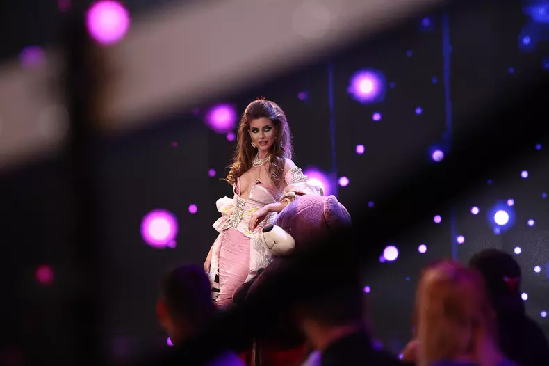 „Stand-Up Revolution”, 4 noiembrie 2022. Iulia Albu, apariție excentrică la TV. Cum i-a uimit vedeta pe jurații emisiunii (3)