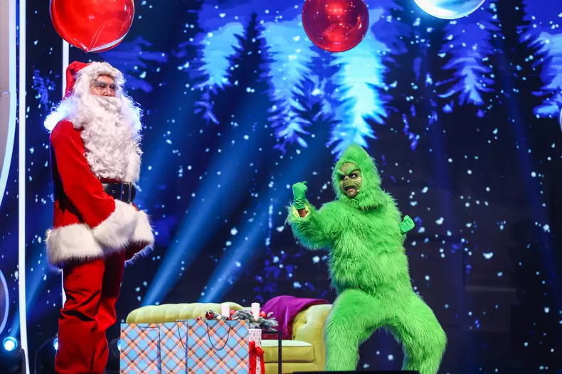 grinch-si-mos-craciun-pe-scena-iumor-in-cadrul-galei-de-craciun