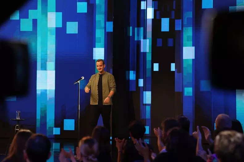 mane-voicu-invitat-special-finala-stand-up-revolution-2022