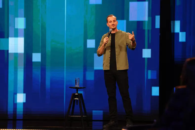 mane-voicu-invitat-special-finala-stand-up-revolution-sezonul-2