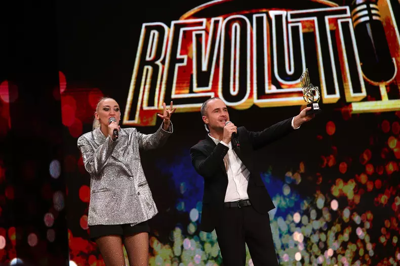serban-copot-si-ilona-brezoioanu-trofeul-finalei-sezonului-2-stand-up-revolution