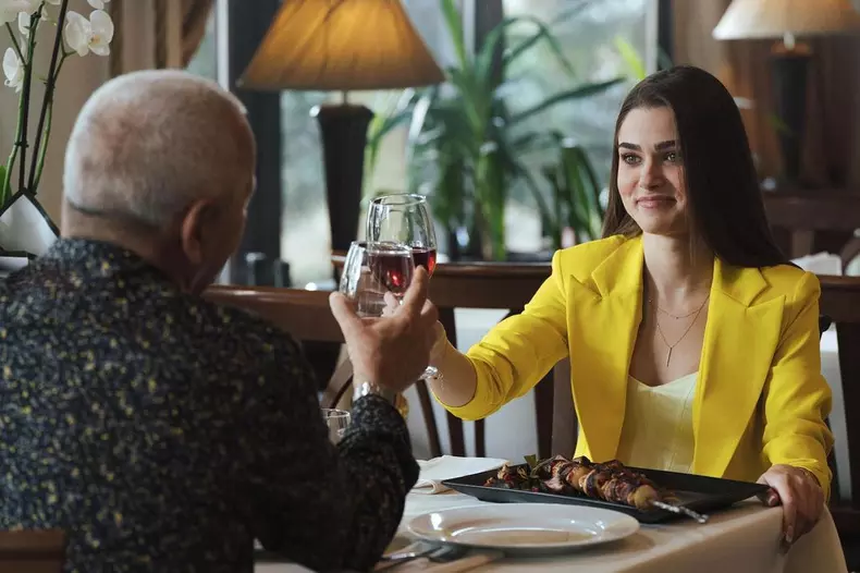 Ce face Theo Rose pe platourile de filmare de la „Clanul”, chiar dacă este însărcinată