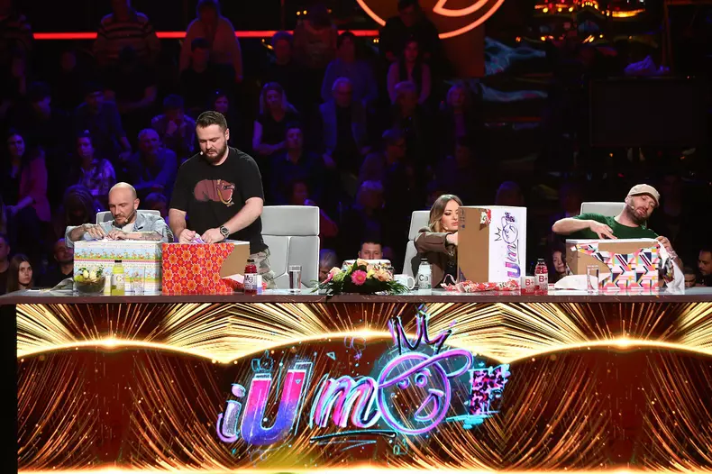 juratii-iumor-vizitati-de-iepurasul-de-paste-pe-platoul-de-filmare_2023-cadouri