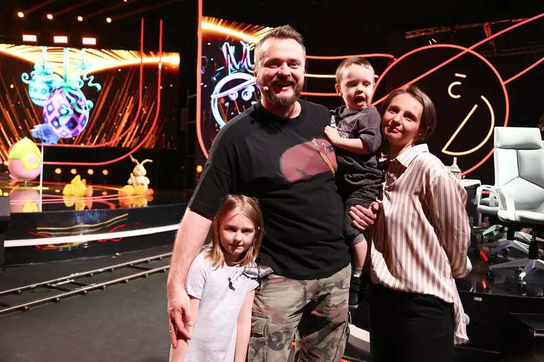 nelu-cortea-vizitat-de-copii-si-sotie-platoul-de-filmare-iumor_