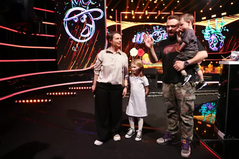 nelu-cortea-vizitat-de-copii-si-sotie-platoul-de-filmare-iumor_1