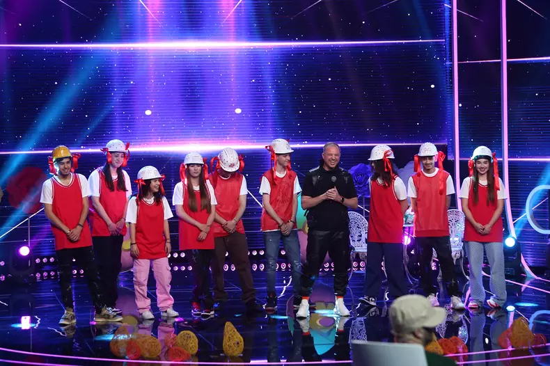 piticu-si-grupul-sau-de-dansatori-gala-iumor-de-paste-dupa-terapie-prin-comedie_2023