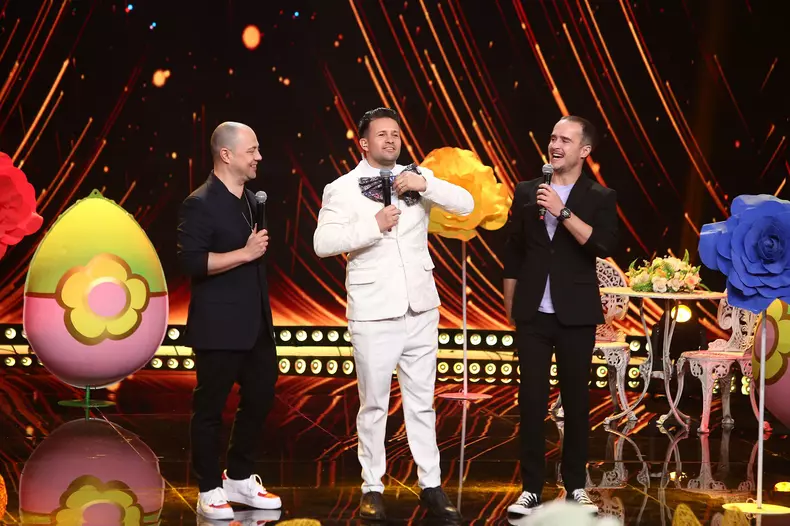 prezentatorii-magicianul-robert-tudor-juratii-iumor-vizitati-de-iepurasul-de-paste-pe-platoul-de-filmare