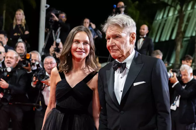 Calista Flockhart și Harrison Ford, spectaculoși pe covorul roșu de la Cannes 2023. Ce gafă au făcut organizatorii