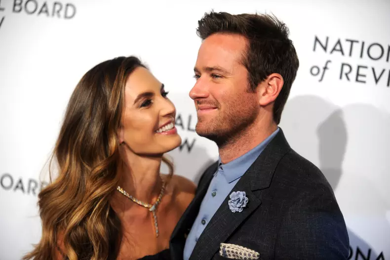 Armie Hammer a divorțat oficial de Elizabeth Chambers