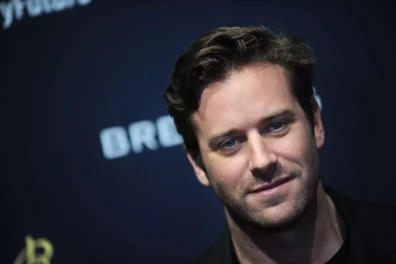 Armie Hammer a divorțat oficial de Elizabeth Chambers