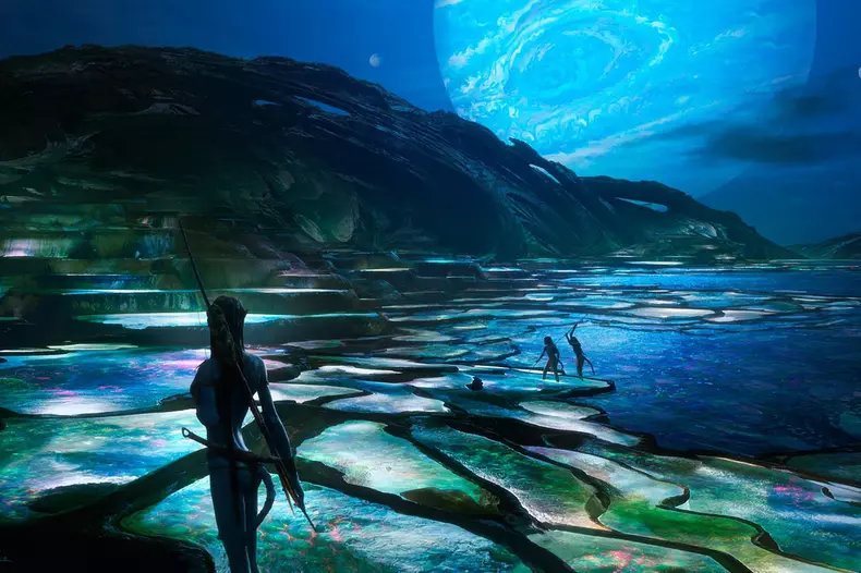Avec Avatar: La Voie de l'eau (20th Century Studios) approchant de son seuil de rentabilité, le réalisateur James Cameron a confirmé que le film devrait recevoir une quatrième et une cinquième suite, en plus du troisième film déjà prévu