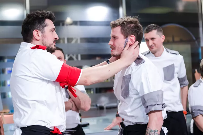 iustin-radu-campeanu-a-cerut-sa-iasa-de-la-chefi-la-cutite-2023.-pe-cine-a-salvat-de-la-eliminare-6