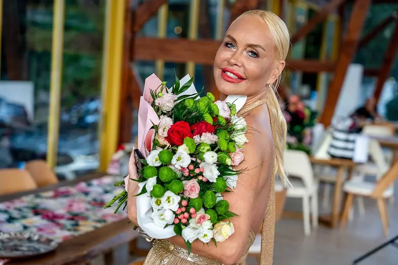 vica-blochina-intrebata-de-unde-are-bani-1-1