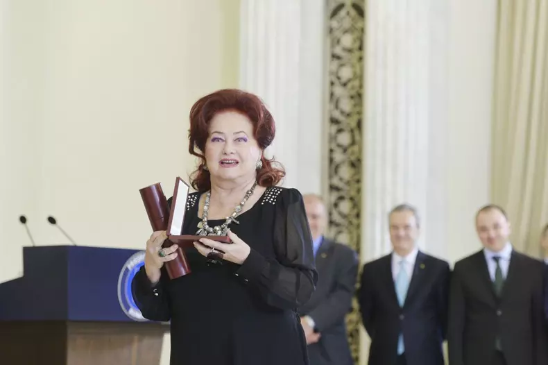 Stela Popescu decorata