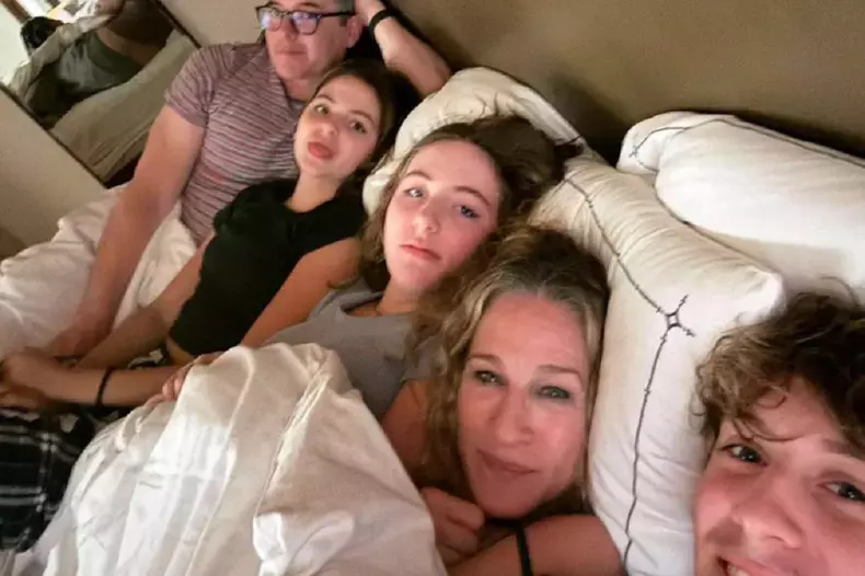 Sarah Jessica Parker, Matthew Broderick și cei trei copii ai lor, James Wilkie Broderick și gemenele Tabitha Hodge Broderick și Marion Loretta Elwell Broderick