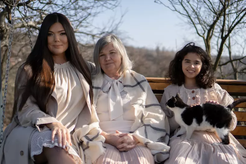 Paula Seling, alături de mama, Maria Seling, și de fiica ei, Elena Bucura Seling, în videoclipul piesei „Inima ce inimă mi-a dat”