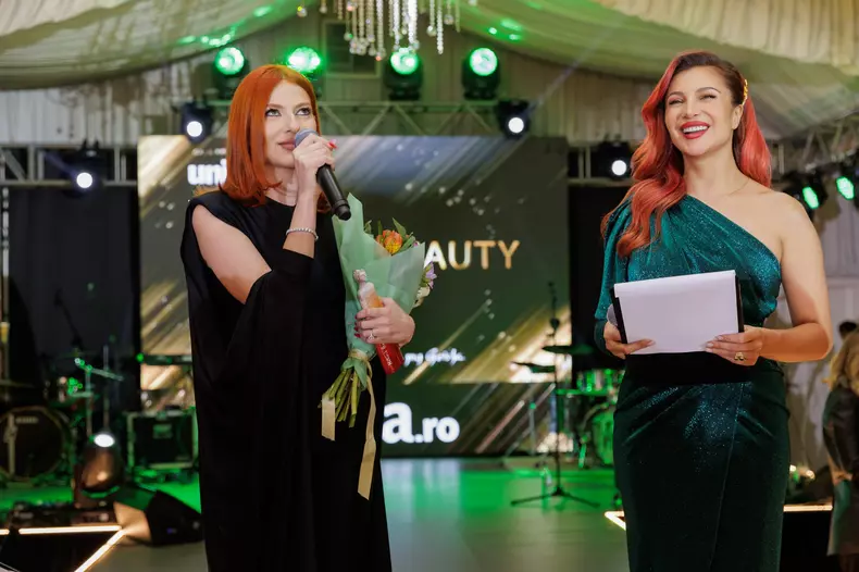 Lidia Buble a câștigat trofeul Natural Beauty la Premiile Unica.ro 2024