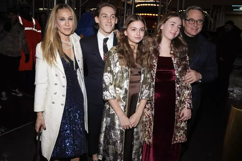 Sarah Jessica Parker, Matthew Broderick și cei trei copii ai lor, James Wilkie Broderick și gemenele Tabitha Hodge Broderick și Marion Loretta Elwell Broderick