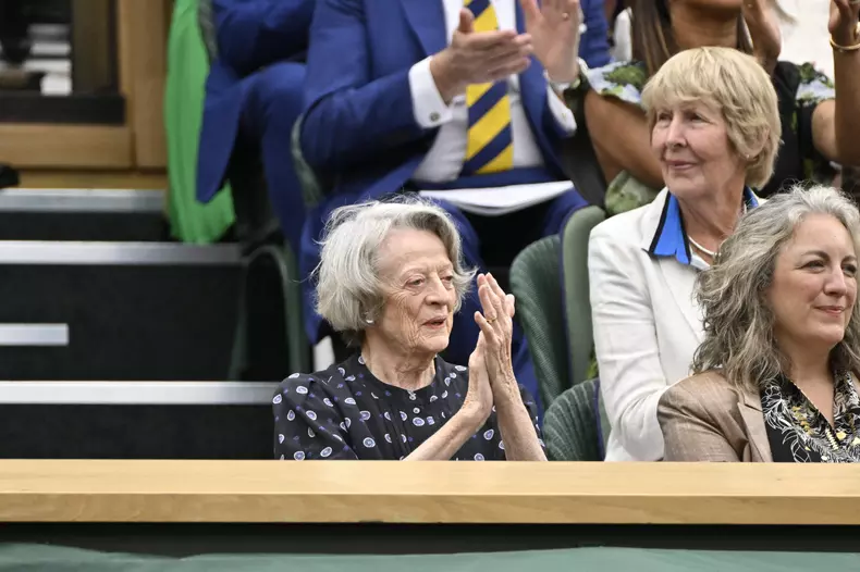 Maggie Smith dans les tribunes lors de la finale femme du tournoi de Wimbledon 2023 à Londres