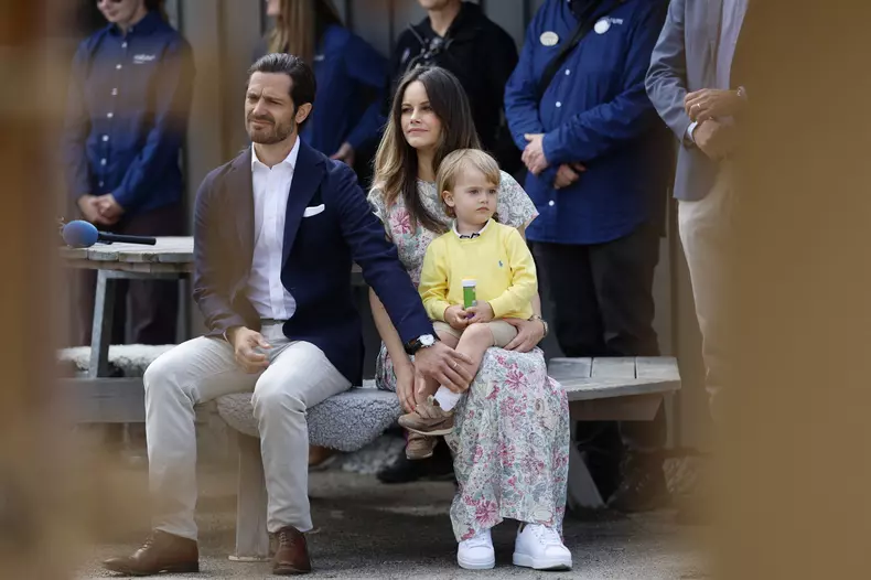 Prințesa Sofia a Suediei și Prințul Carl Philip alături de fiul lor cel mic