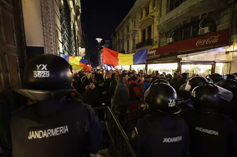 proteste cu jandarmi