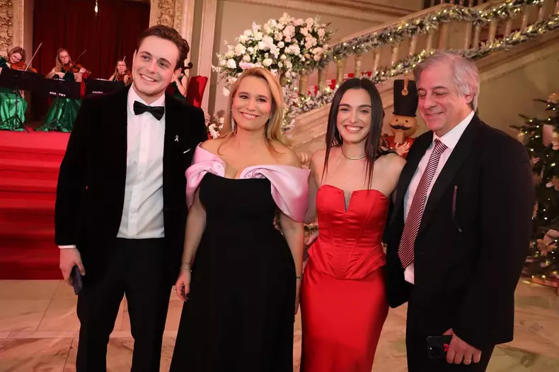 Andreea Esca, soțul ei, Alexandre Eram, și cei doi copii ai lor, Aris și Alexia Eram