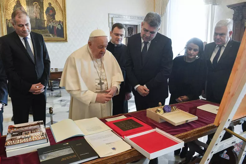 Premierul Marcel Ciolacu a fost primit pe 15 februarie într-o audiență privată de Papa Francisc (1)