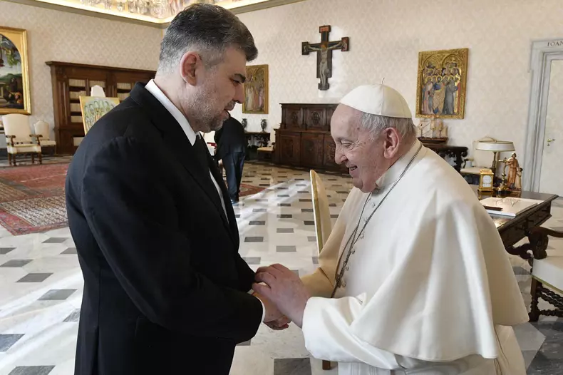 Premierul Marcel Ciolacu a fost primit pe 15 februarie într-o audiență privată de Papa Francisc (2)