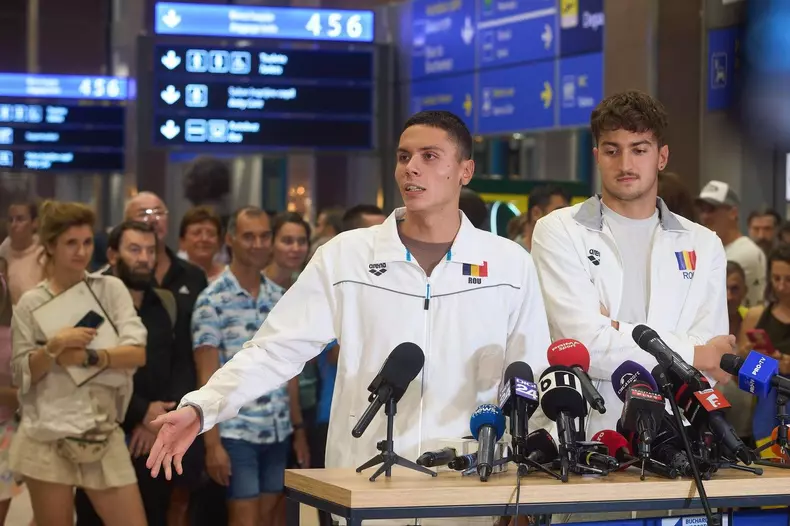 Bucharest, Romania. 3rd Aug, 2025: Romanian swimmer David Popovici (C) holds a press conference, alongside teammate Denis Popescu (R), upon arrival from the World Championships in Singapore, where he won gold in the 100m and 200m freestyle, at Bucharest H