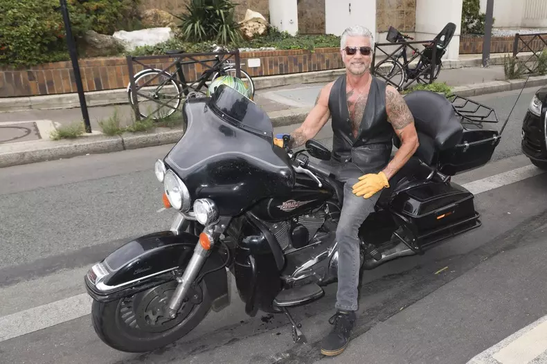 JB - Exclusif - Lorenzo Lamas de la série "Le Rebelle" est le chauffeur moto de Cyril Hanouna pour se rendre de la station de Radio Europe 1 au plateau de de l’émission "TPMP"