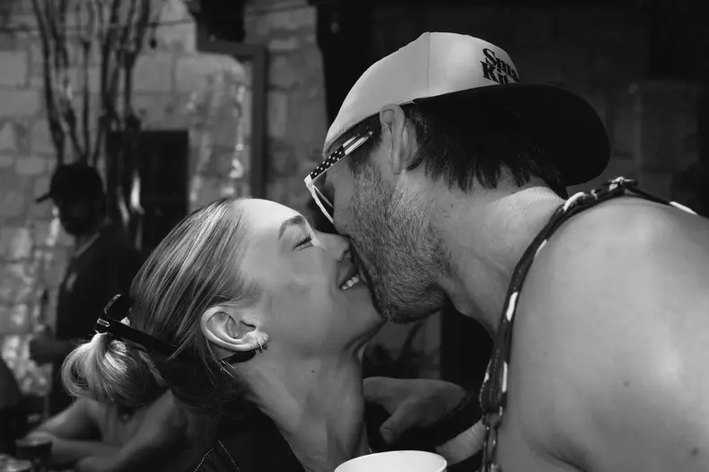 Glen Powell și Michelle Randolph