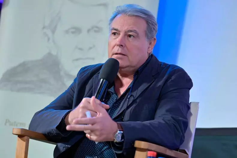 adrian cioroianu