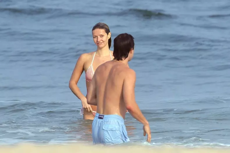 EXCLUSIVE **EMBARGOED UNTIL 5PM EST 6TH AUGUST** Apple Martin Frolics At The Beach With A Mystery Man