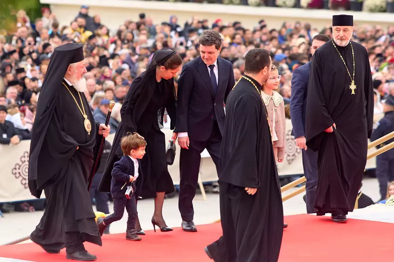 Bucharest, Romania. 26th Oct, 2025: Nicusor Dan, the President of Romania, his partner, Mirabela Gradinaru, and their children Aheea Dan and Antim Dan, arrive at the Romanian National Cathedral to attend the consecration of the mosaic icons of the Cathedr
