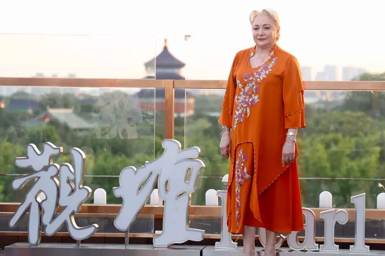 viorica dancila in portocaliu