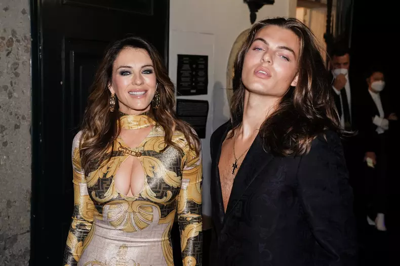 Elizabeth-Hurley-ravisanta-la-bratul-fiului-ei-de-19-ani.-Cu-ce-se-ocupa-Damian-1