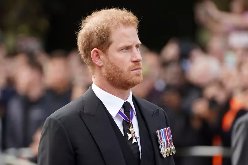 Prințul Harry „e disperat și se agață de Meghan Markle ca o plută de salvare”. De unde vin noile declarații explozive