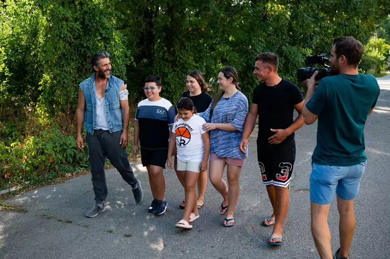 Surpriză familie - Dragoș Bucur