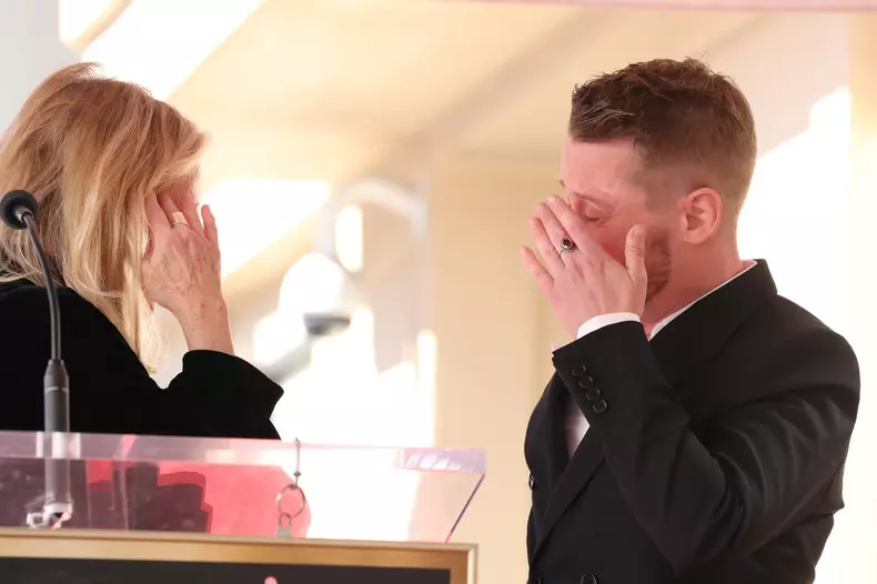 Macaulay Culkin s-a reîntâlnit cu mama lui din „Singur acasă”, Catherine O'Hara. Momentul emoționant de la ceremonia de pe Walk of Fame