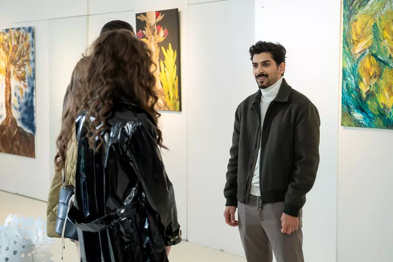 Tury Akbari joacă în „Lasă-mă, îmi place! Camera 609”. Ce personaj interpretează în serialul de la Antena 1 (2)
