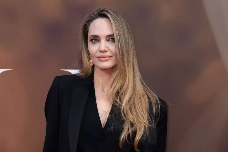 Angelina Jolie, o nouă apariție strălucitoare pe covorul roșu. A fost însoțită de noul ei iubit, cântărețul Akala