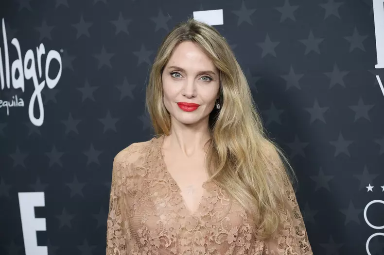 Angelina-jolie-a-slabit-prea-mult