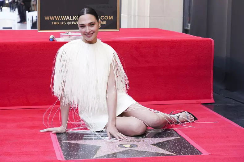 Gal-Gadot-stea-Hollywood-Walk-of-Fame-cele-patru-fiice