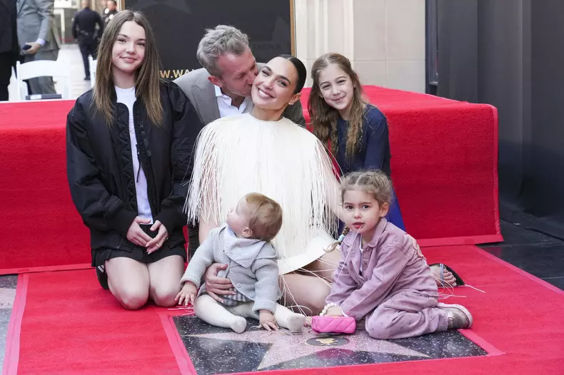 Gal-Gadot-stea-Hollywood-Walk-of-Fame-cele-patru-fiice