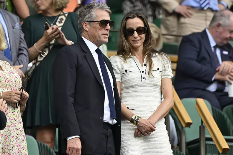Hugh Grant et sa femme Anna Eberstein, assis derrière la reine consort d'Angleterre, assistent au tournoi de tennis de Wimbledon à Londres