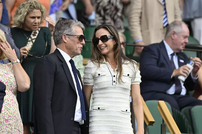 Hugh Grant et sa femme Anna Eberstein, assis derrière la reine consort d'Angleterre, assistent au tournoi de tennis de Wimbledon à Londres
