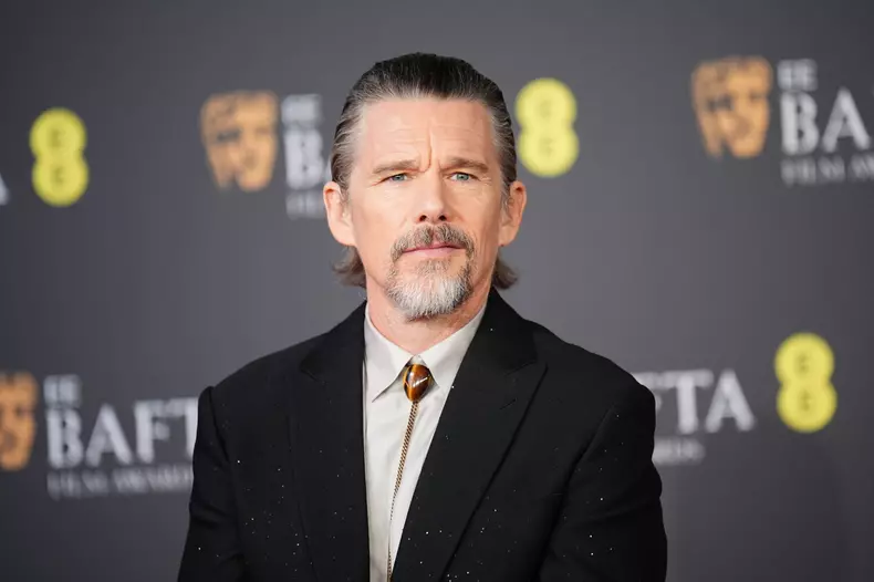 ethan-hawke-bafta-2026-costum-detalii-albe